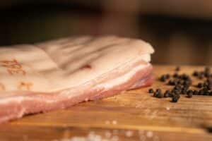 Buikspek-met-zwoerd-close-up-2