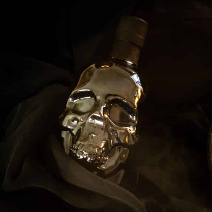 Black-gold-skull-bottle-saus.guru
