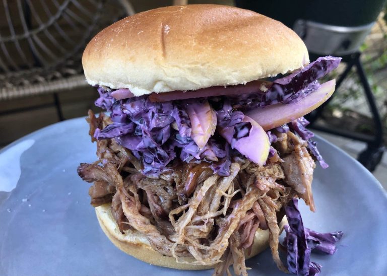 Broodje pulled pork met rode kool appelsalade bbq recept scaled - Brioche broodje pulled pork met rode kool appel salade