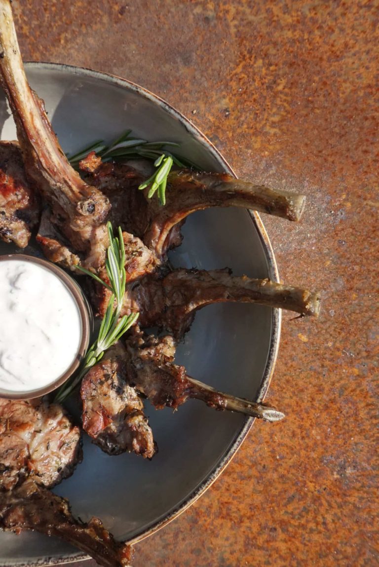 lamskoteletten yogurt bbq recept kamado green egg 04 scaled - Lamskoteletten met yogurtdip