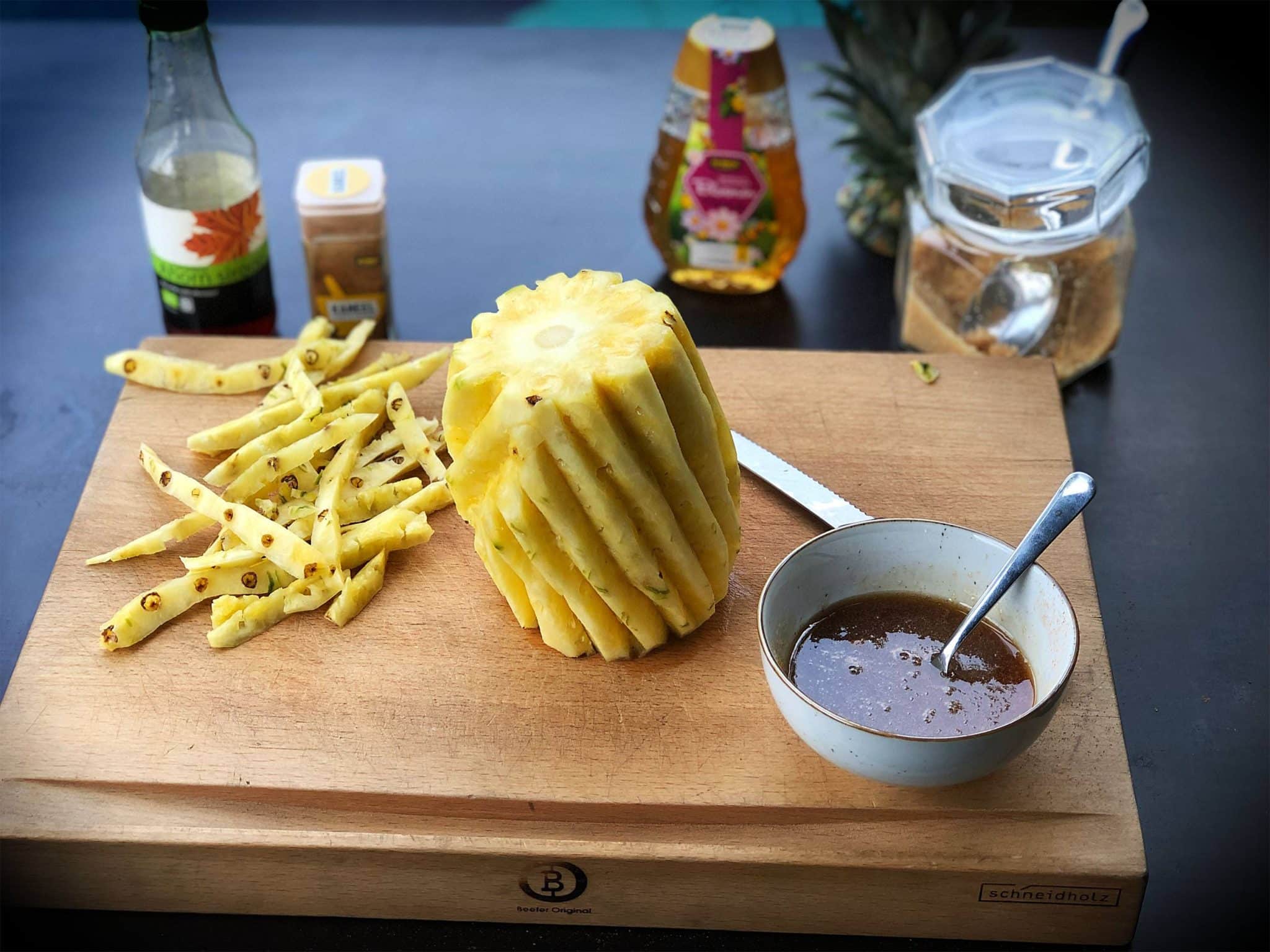 smokey-pineapple-snijden-koken-bbq-kamado-recepten