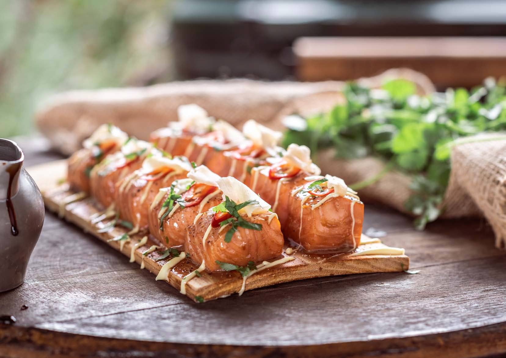 Op-cederhout-gerookte-zalmbonbons-1