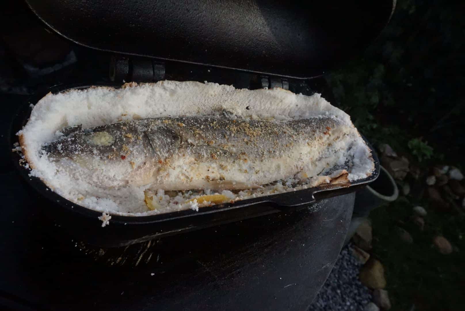 Zeebaars in zoutkorst gietijzer petromax