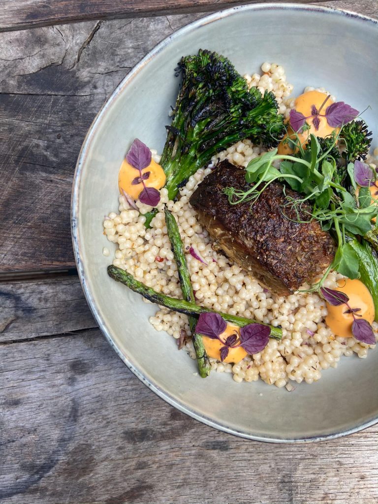 kabeljauw rookplank bbq recept kamado green egg 09 scaled - Kabeljauw op een rookplank met parelcouscous
