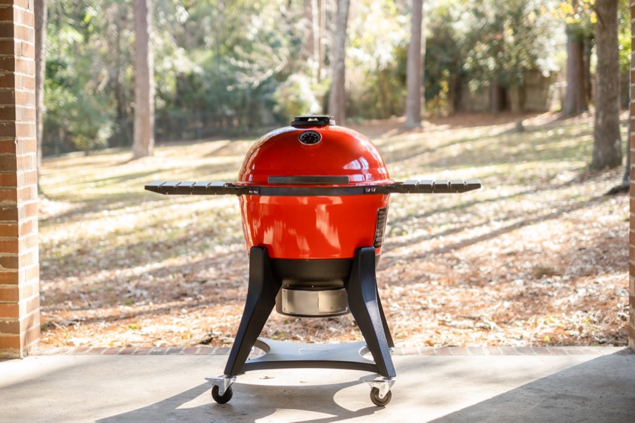 Er zijn diverse mogelijkheden als het gaat om buiten koken. In dit artikel zetten we de kamado Joe en Outdoochef tegenover elkaar, benoemen we de verschillen en overeenkomsten. Zo weet jij precies welke van de twee mogelijkheden het beste bij jou en je manier van koken past!