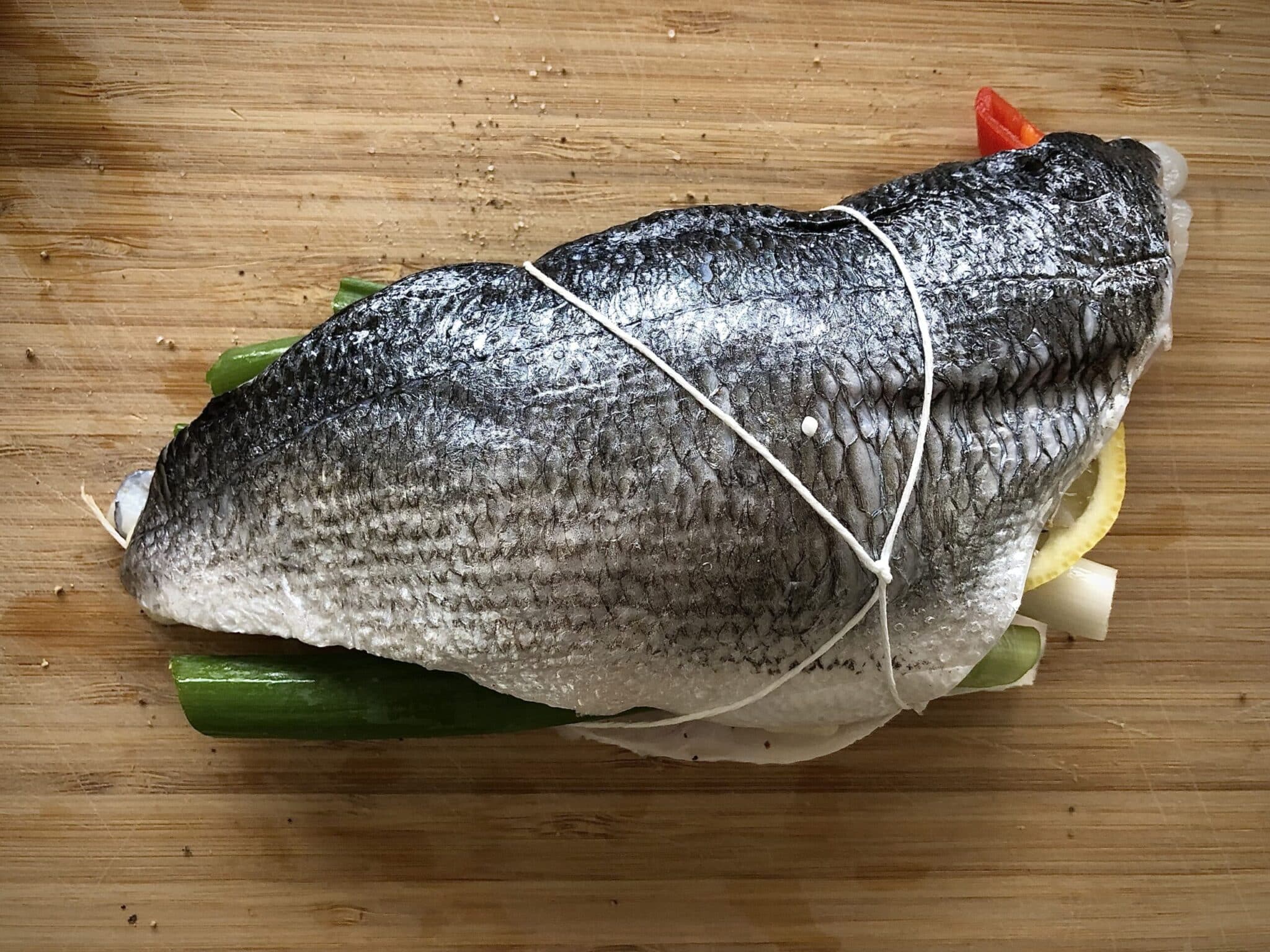 Gegrilde dorade gevuld met groente vis bbq recept kamado big green egg rauw