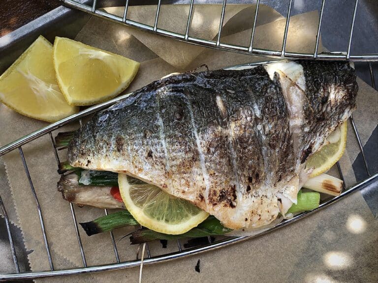 Gegrilde dorade gevuld met groente vis recept bbq kamado big green egg eindresultaat