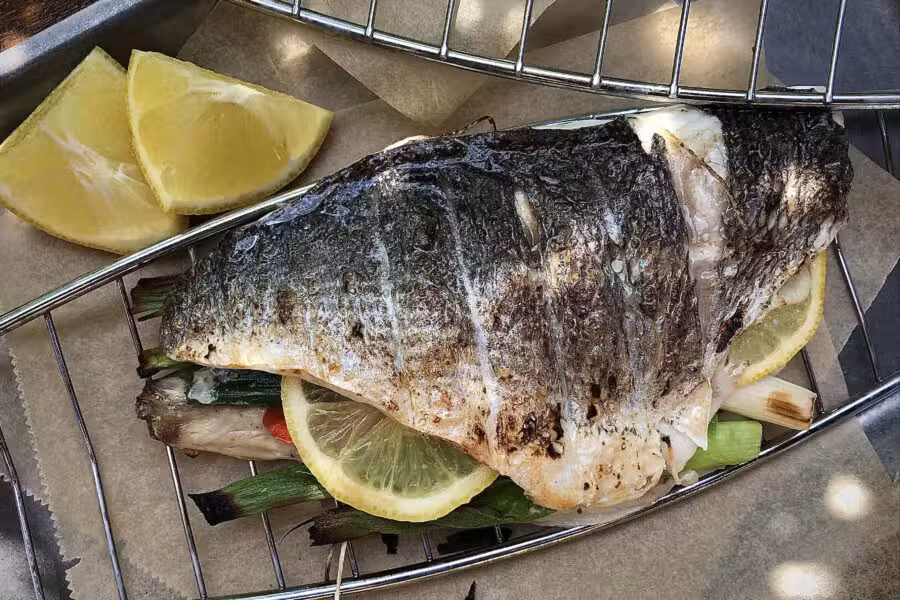 Gegrilde dorade gevuld met groente vis recept bbq kamado big green egg eindresultaat