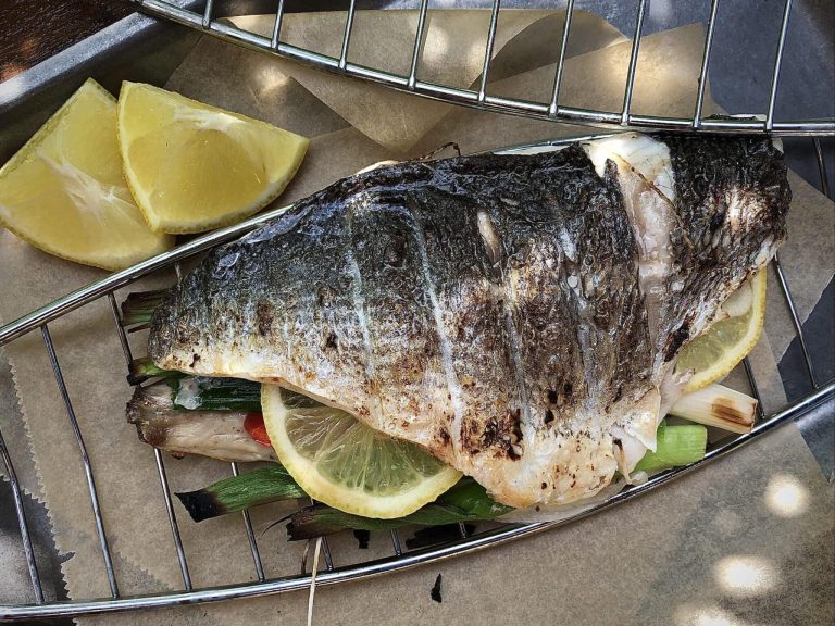 Gegrilde dorade gevuld met groente vis recept bbq kamado big green egg eindresultaat