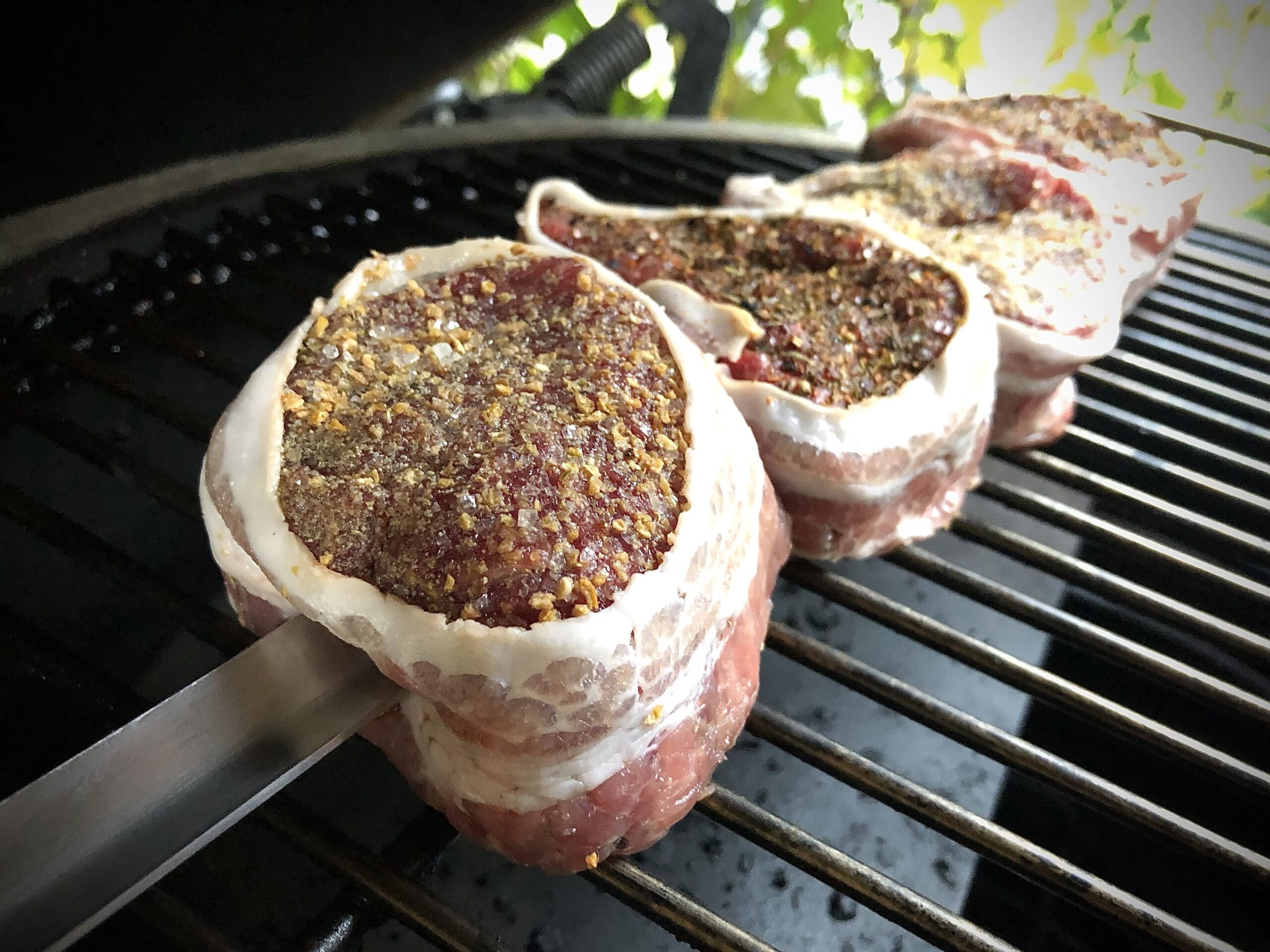 Op-de-barbecue-kamado-bbq-bacon-wrapped-steaks-defikerin