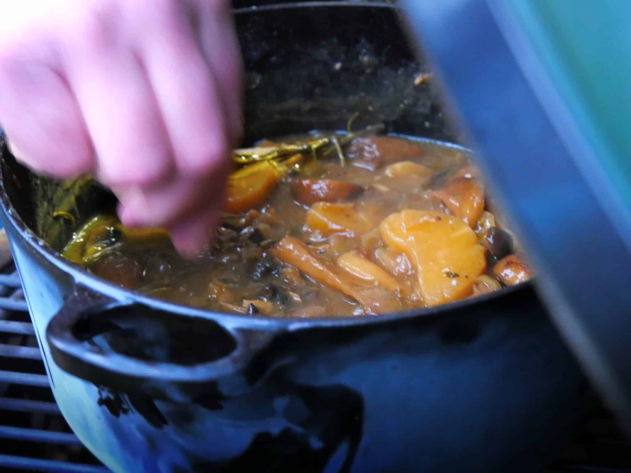 Stoofpotje-Paddestoelenstoof-Dutch-Oven-bereiding-kamado-bbq