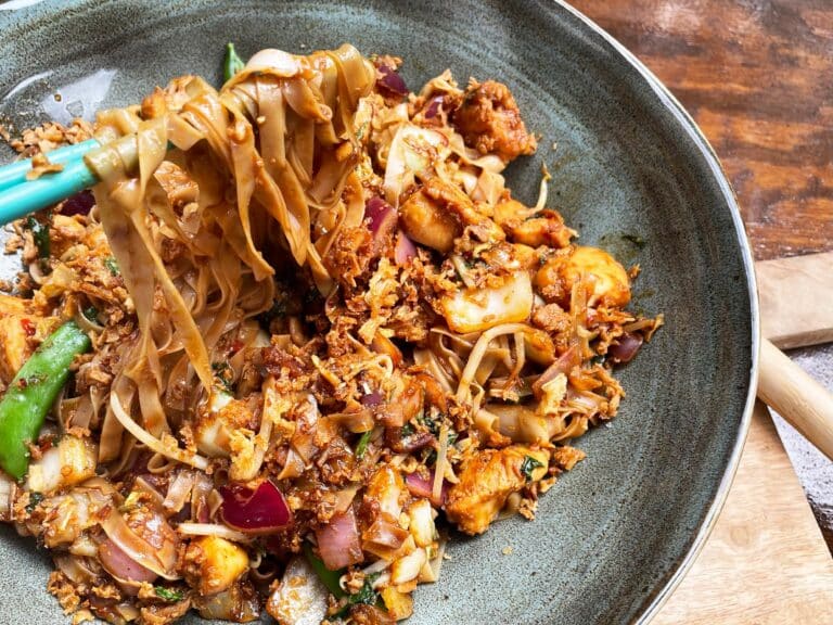 Eindresultaat Rijsnoedels met Aziatische kip gerecht bbq kamado recept inspiratie wokgerecht