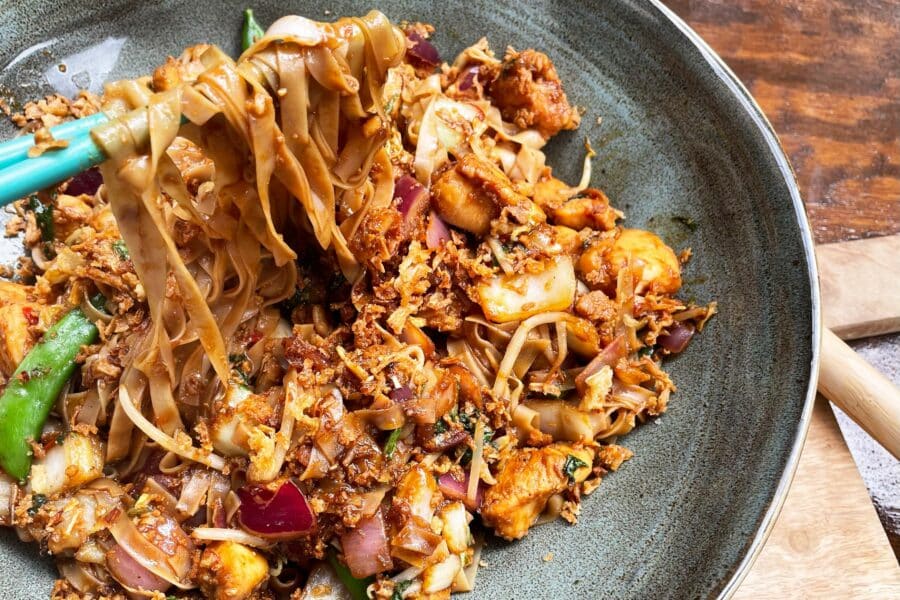 Eindresultaat Rijsnoedels met Aziatische kip gerecht bbq kamado recept inspiratie wokgerecht