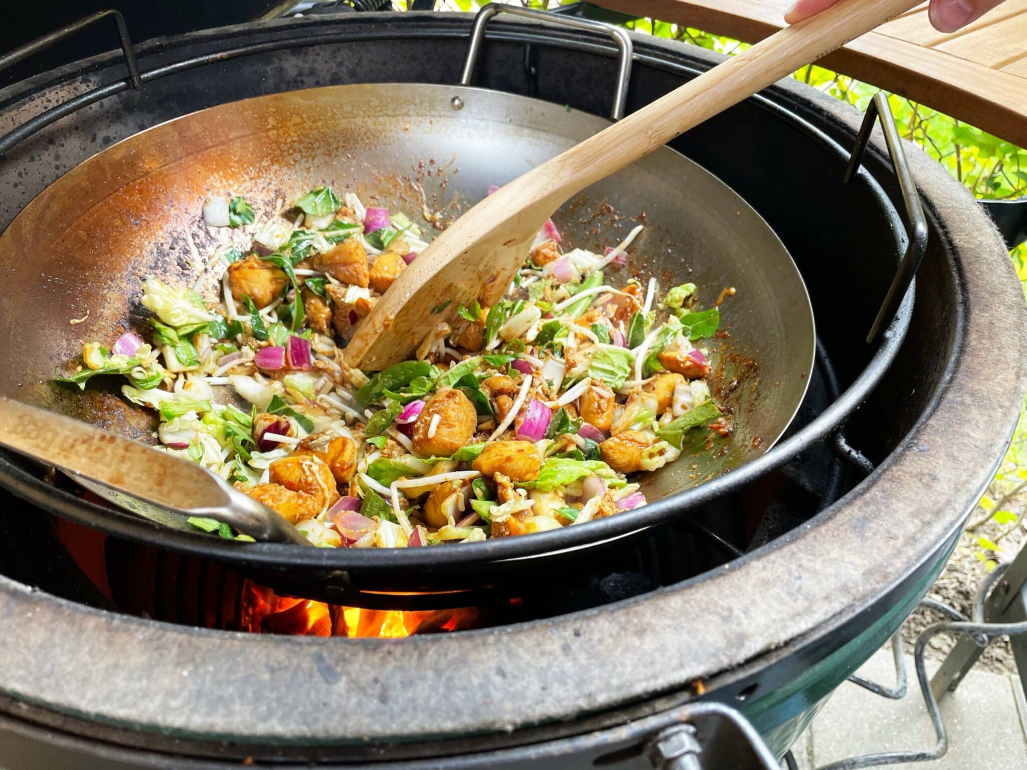 Groente in wok carbon steel wok aziatisch gerecht rijstnoedels kip groente