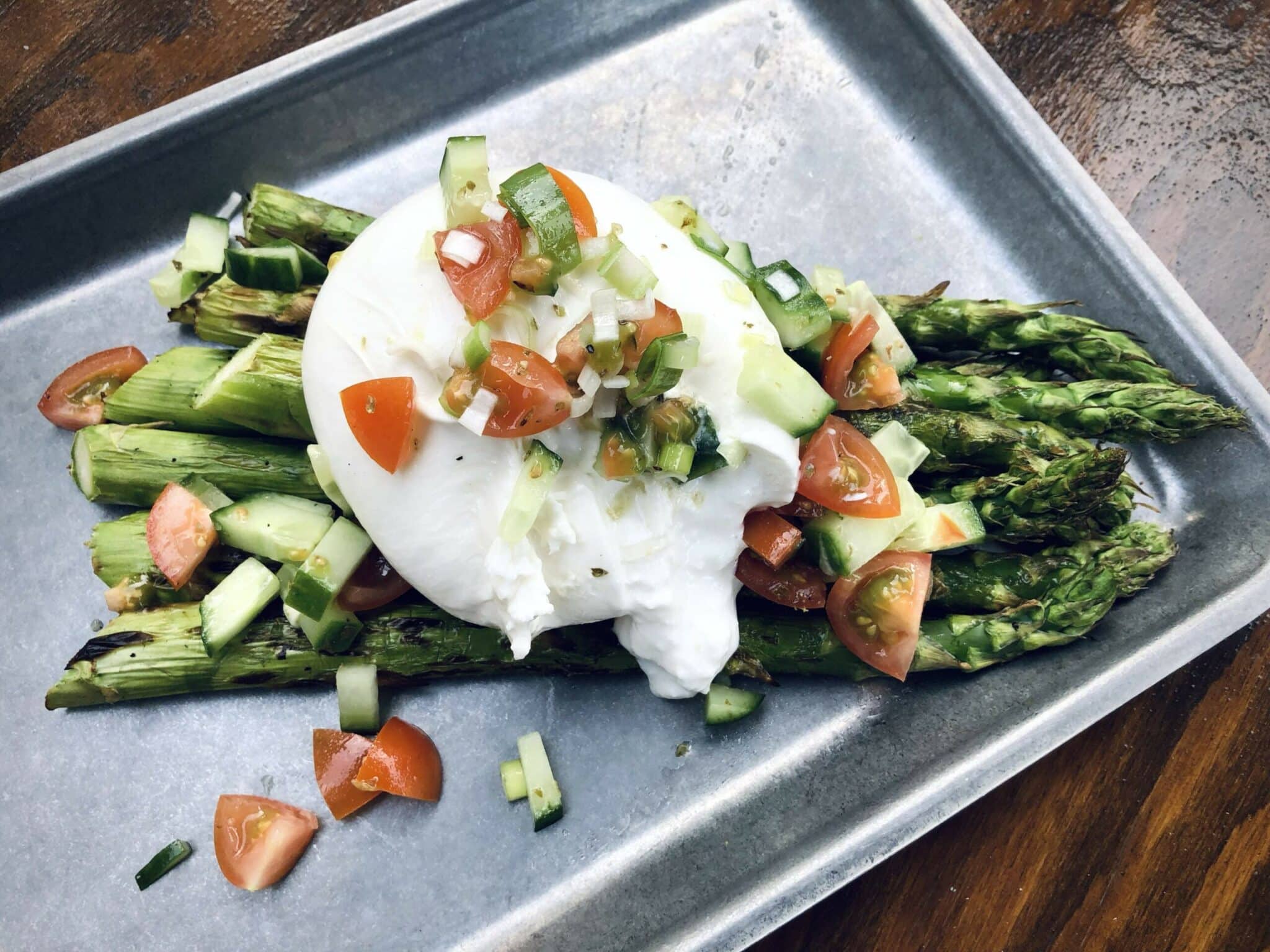 apsperges met buratta bijgerecht van de kamado bbq recept groente