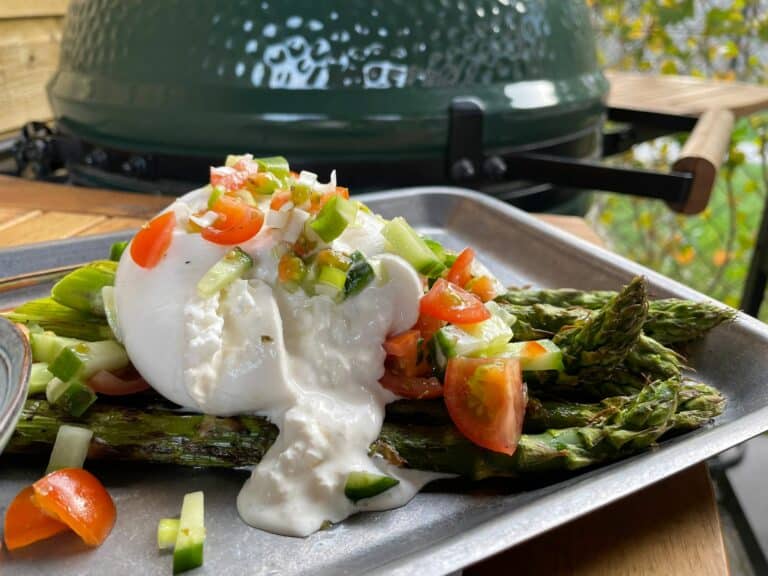 eindproduct groene asperges met burrata van de kamado barbecue recept bijgerecht