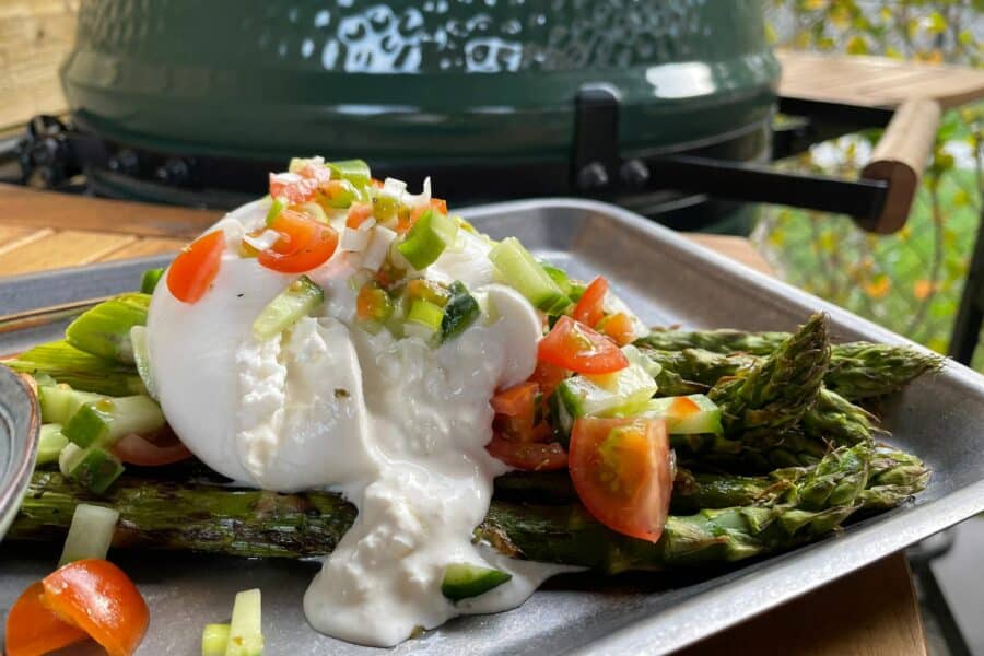 eindproduct groene asperges met burrata van de kamado barbecue recept bijgerecht