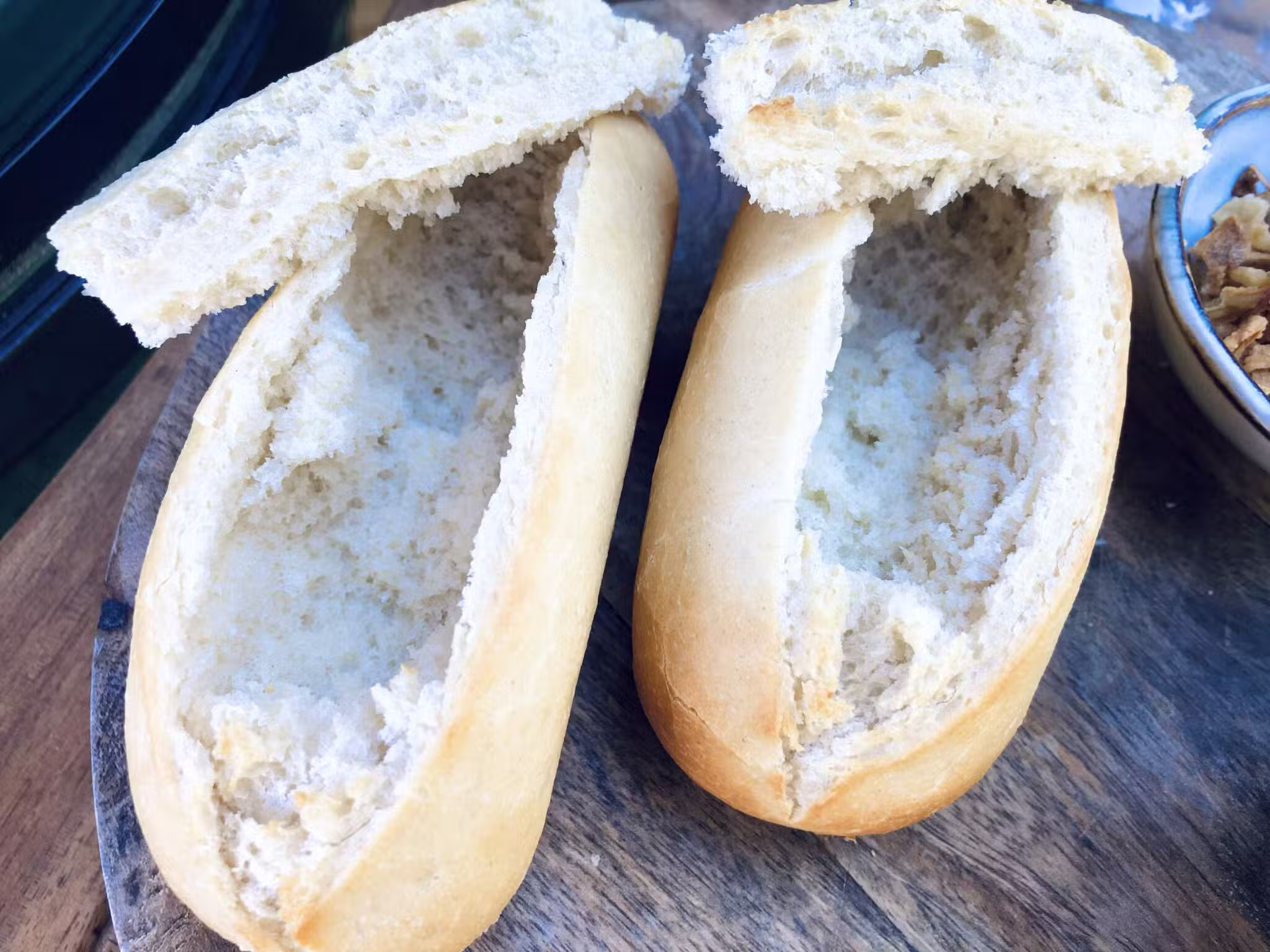 opengesneden broodjes bakken op de kamado bbq