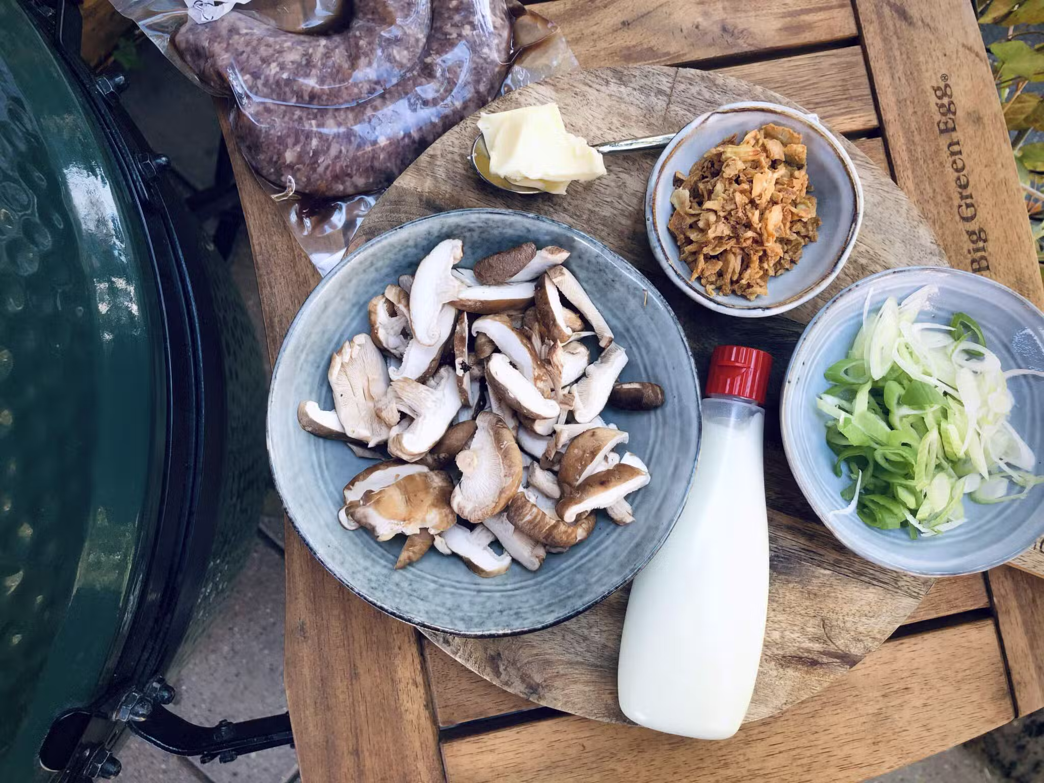 voorbereiden hotdogs japans van de bbq kamado