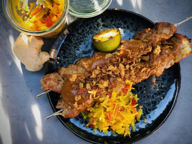 Varkenshaassate eindproduct scaled - Varkenshaassaté uit de tandoor