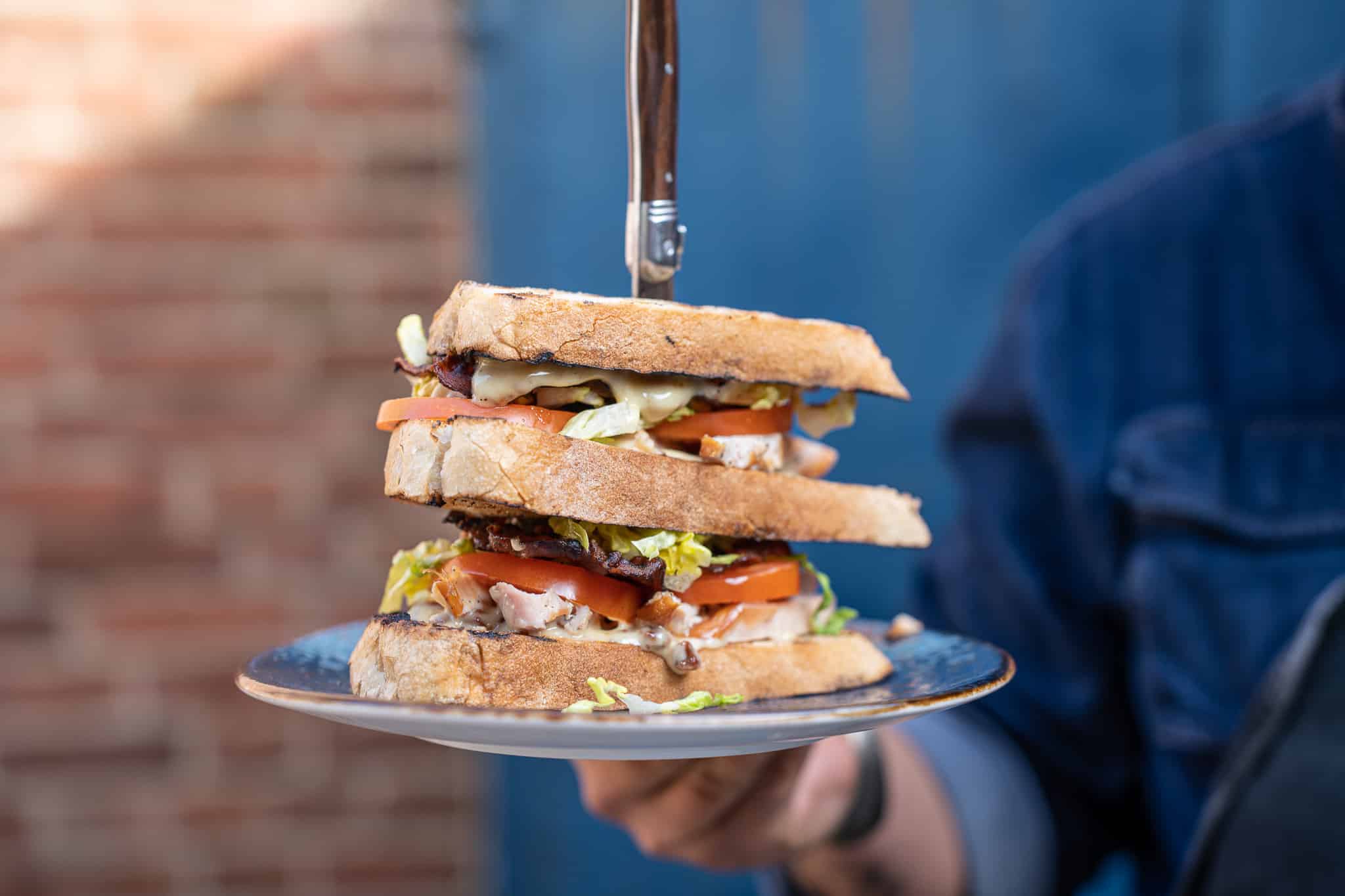 Thomas-clunsandwich-met-warm-gerookte-parelhoen-filet-baiconnaise