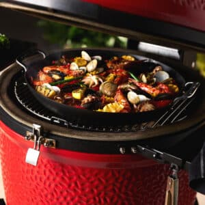 Paella-pan-Karbon-steel-Kamado-Joe-lifestyle