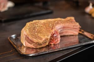 Tomapork-op-hooi-recept-varken-varkensrack