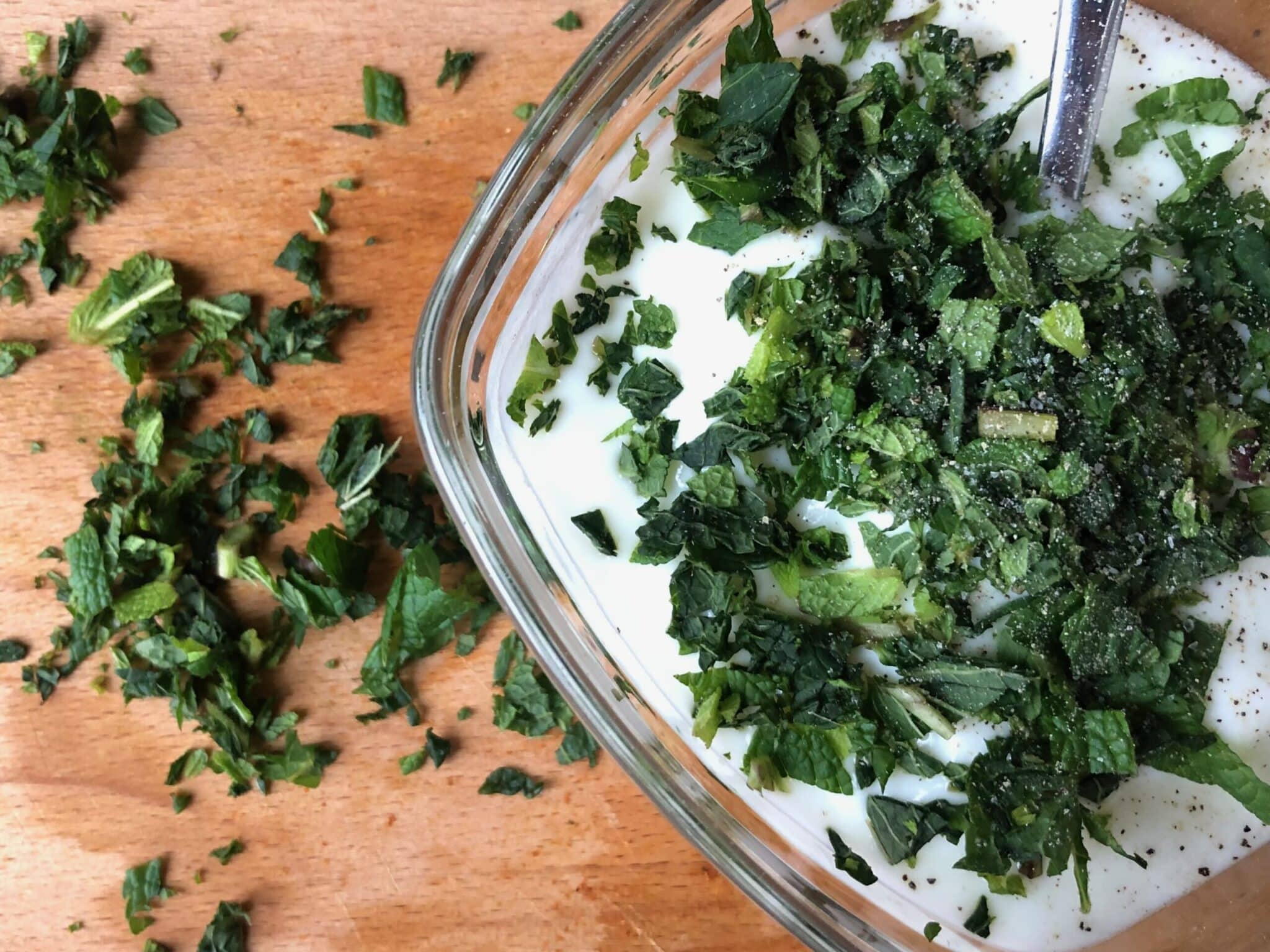 Yoghurt-munt-saus-scaled