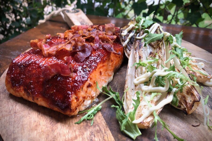 eindresultaat-recept-gelakte-zalm-met-gegrilde-witlof