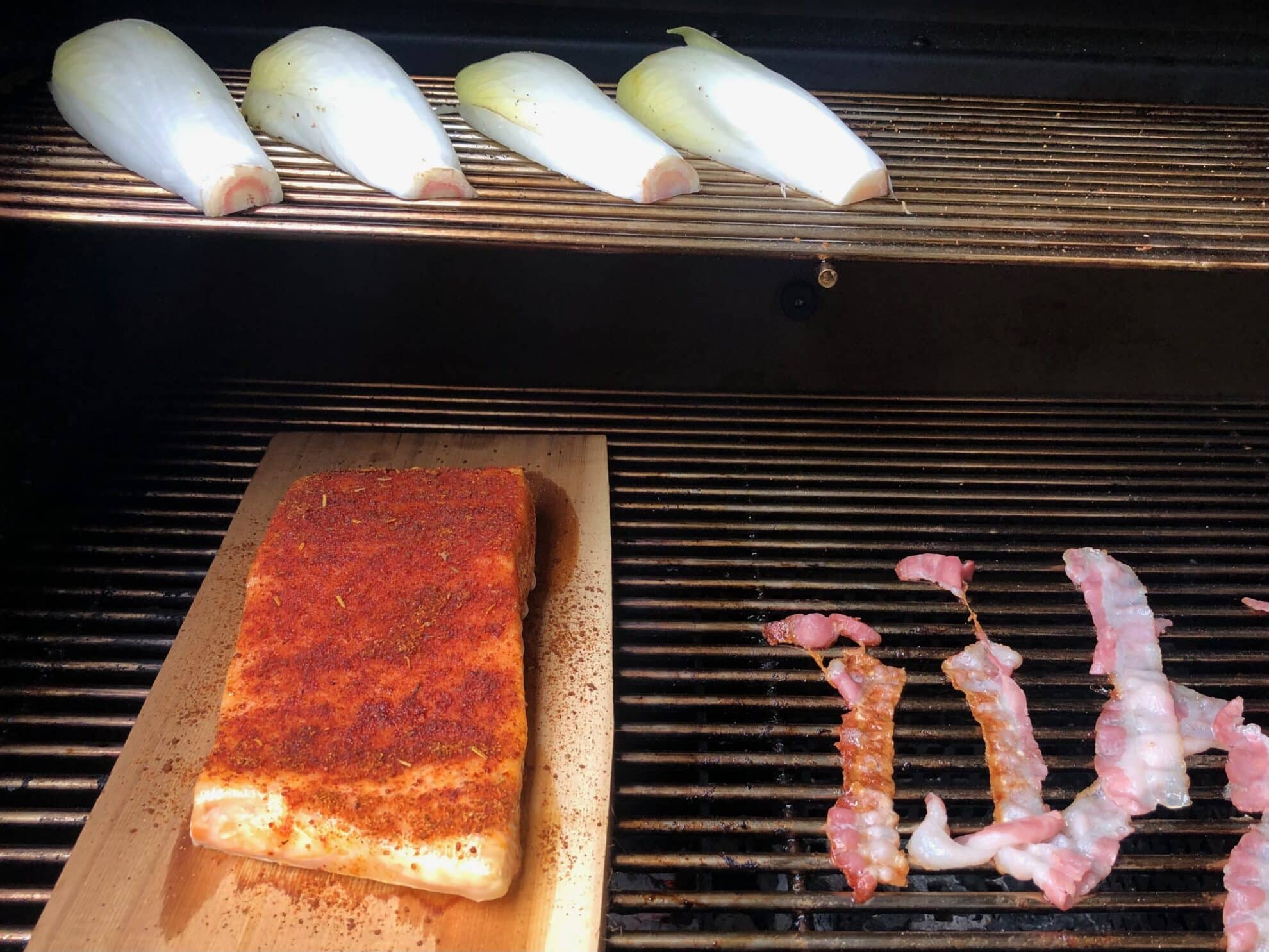 Recept-gelakte-zalm-met-gegrilde-witlof-bacon