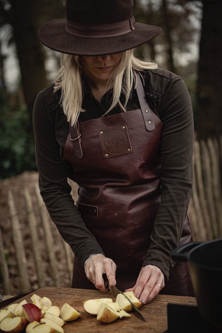 Xapron leren schort Bovine Taupe met schouderbanden - Cookers & Grills