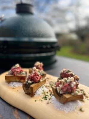 Umami-mergpijpjes-van-de-BBQ-met-tartaar-van-Bavette-10