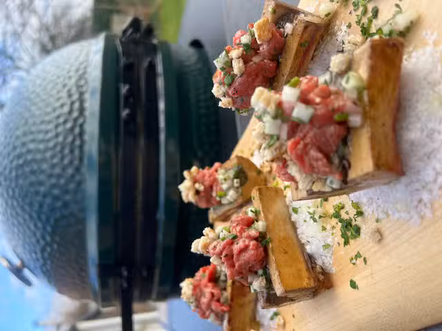 Umami-mergpijpjes-van-de-BBQ-met-tartaar-van-Bavette-10