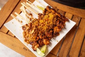 kipsate-van-de-satay-grill-big-green-egg-1