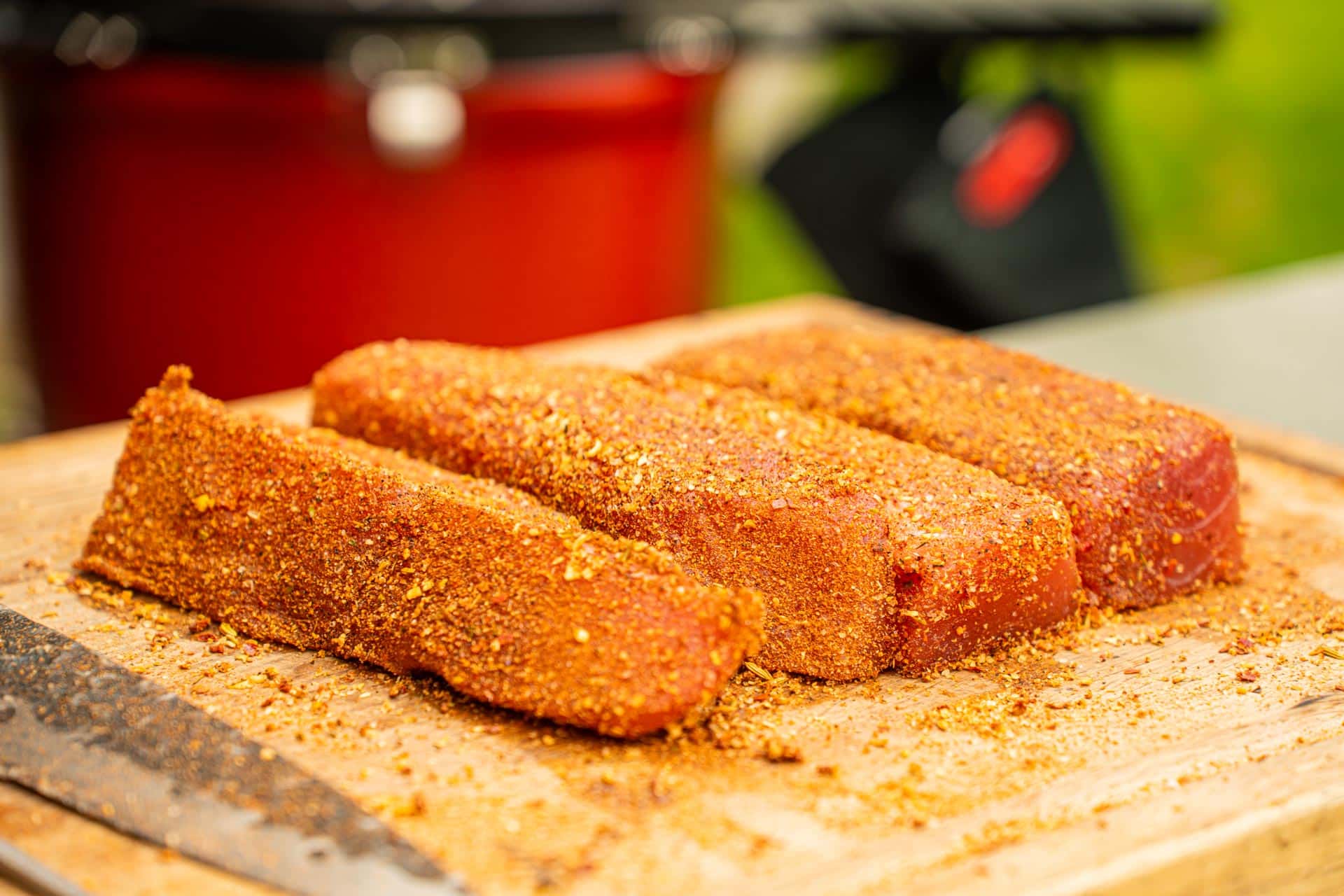 Kamado-Joe-BBQ-feestje_snijden_tonijn