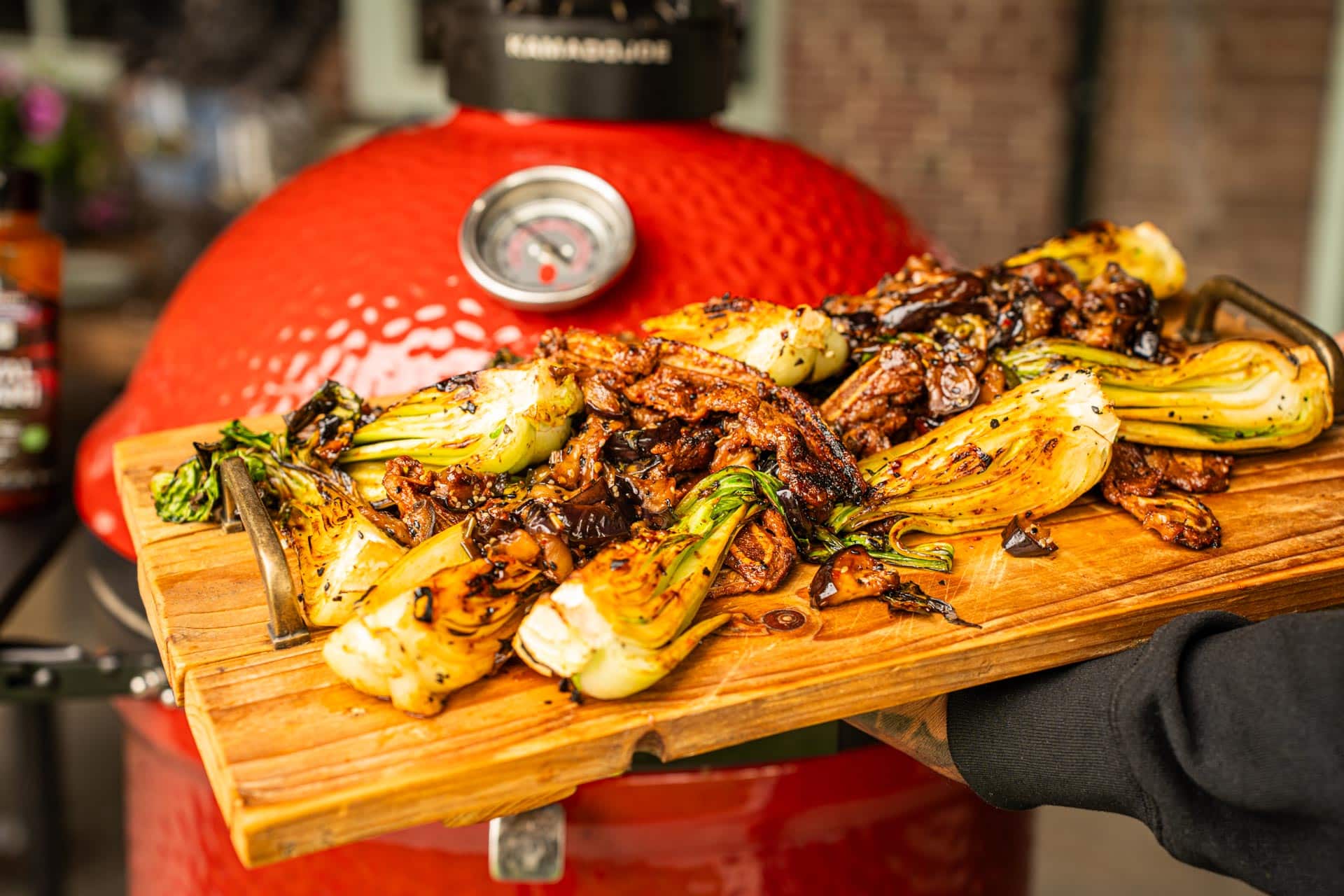 Kamado-Joe-BBQ-feestje_ribs_serveren