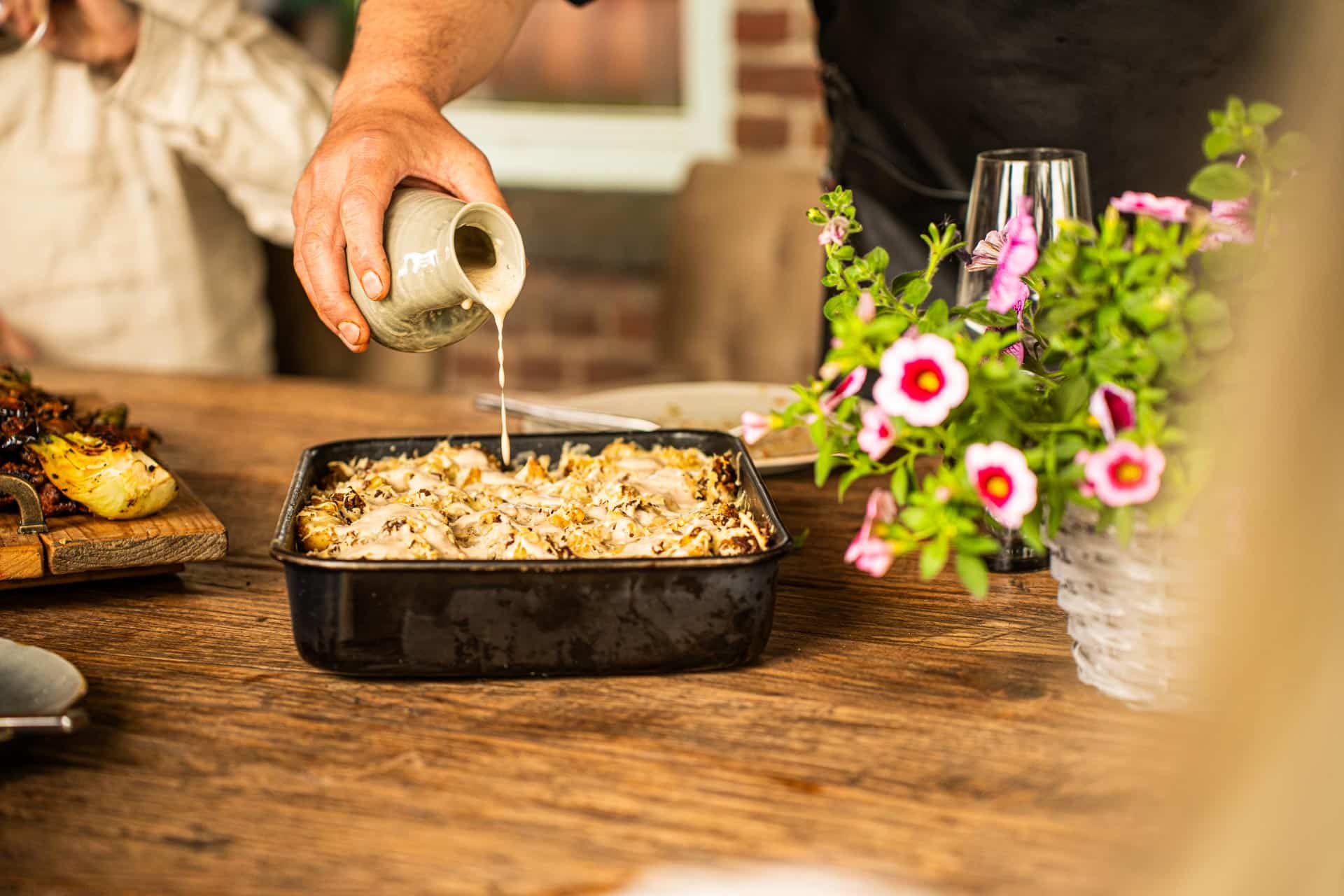 Kamado-Joe-BBQ-feestje_kapsalon_saus