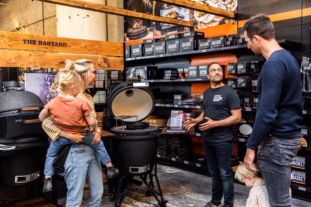Gezin bij kamado in BBQ Experience Center showroom