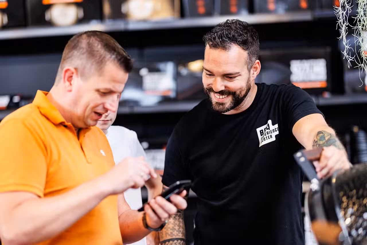 Klant bekijkt keuzehulp met BBQ Experience Center medewerker