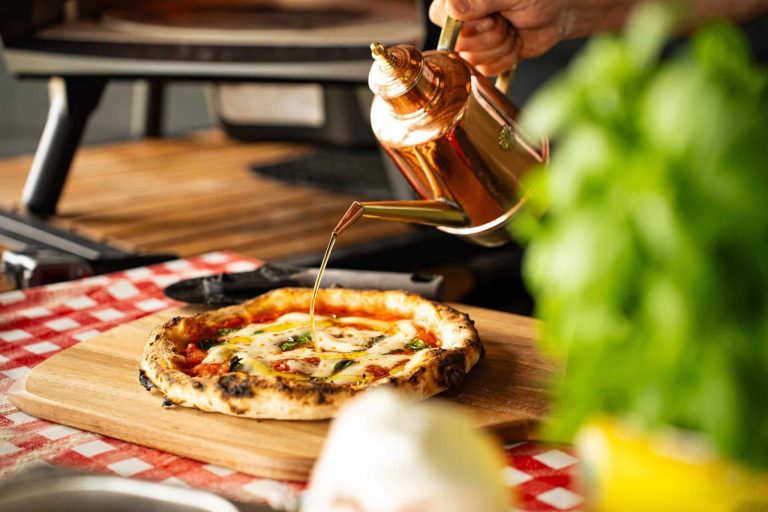 Olijfolie gieten op Napolitana pizza