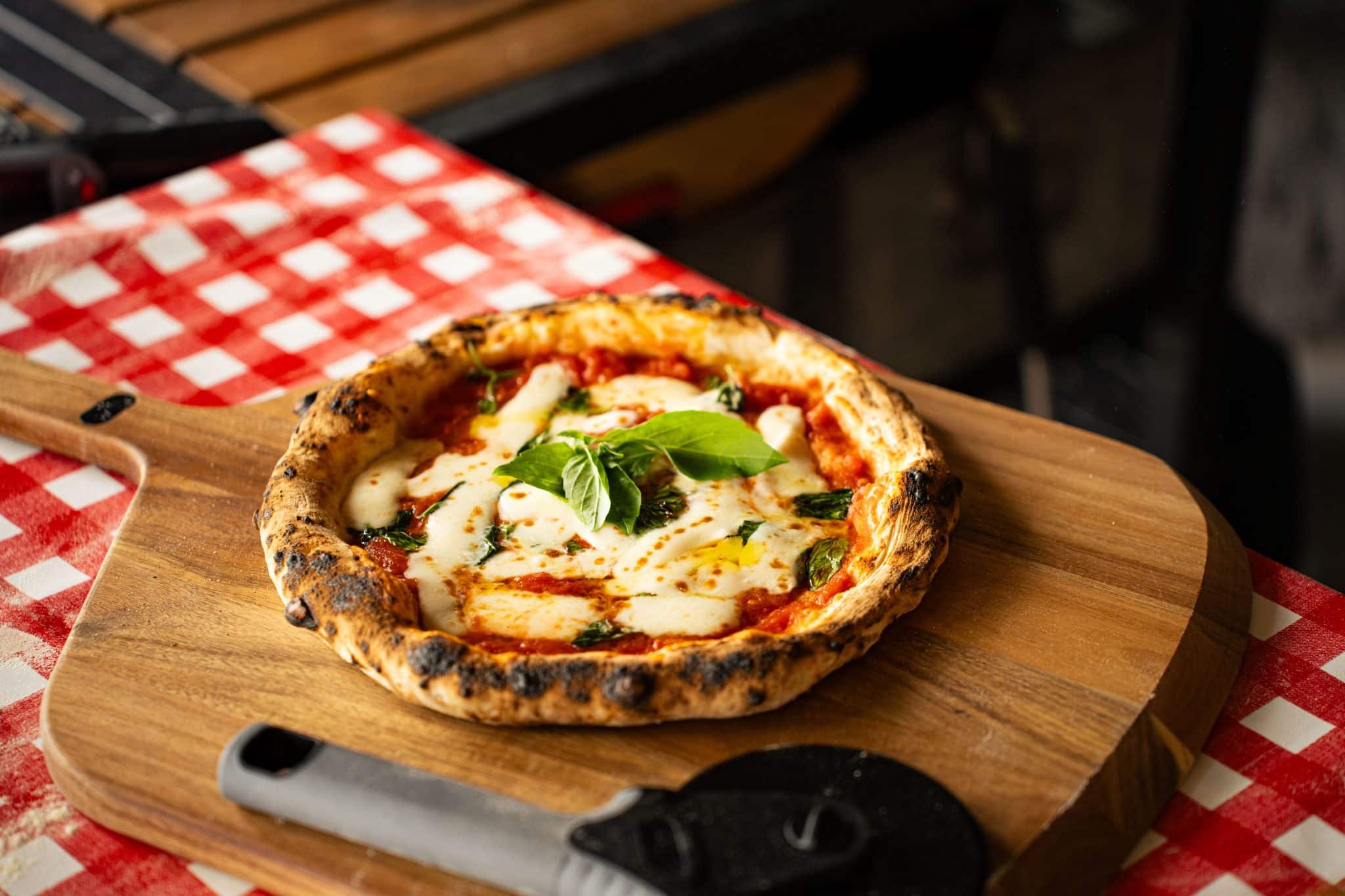 Perfecte margherita pizza op houten schep