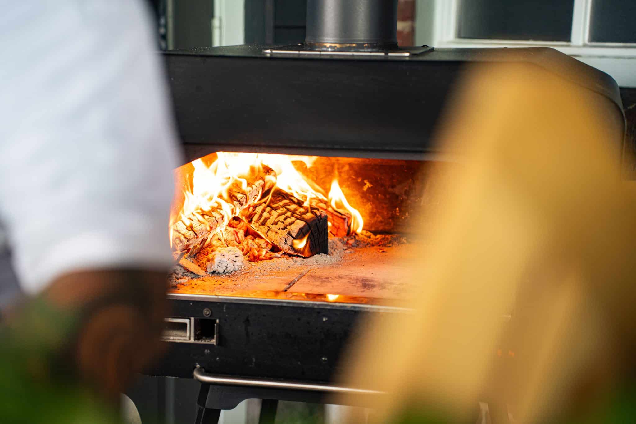 Houtoven met open vuur bij BBQ Experience Center