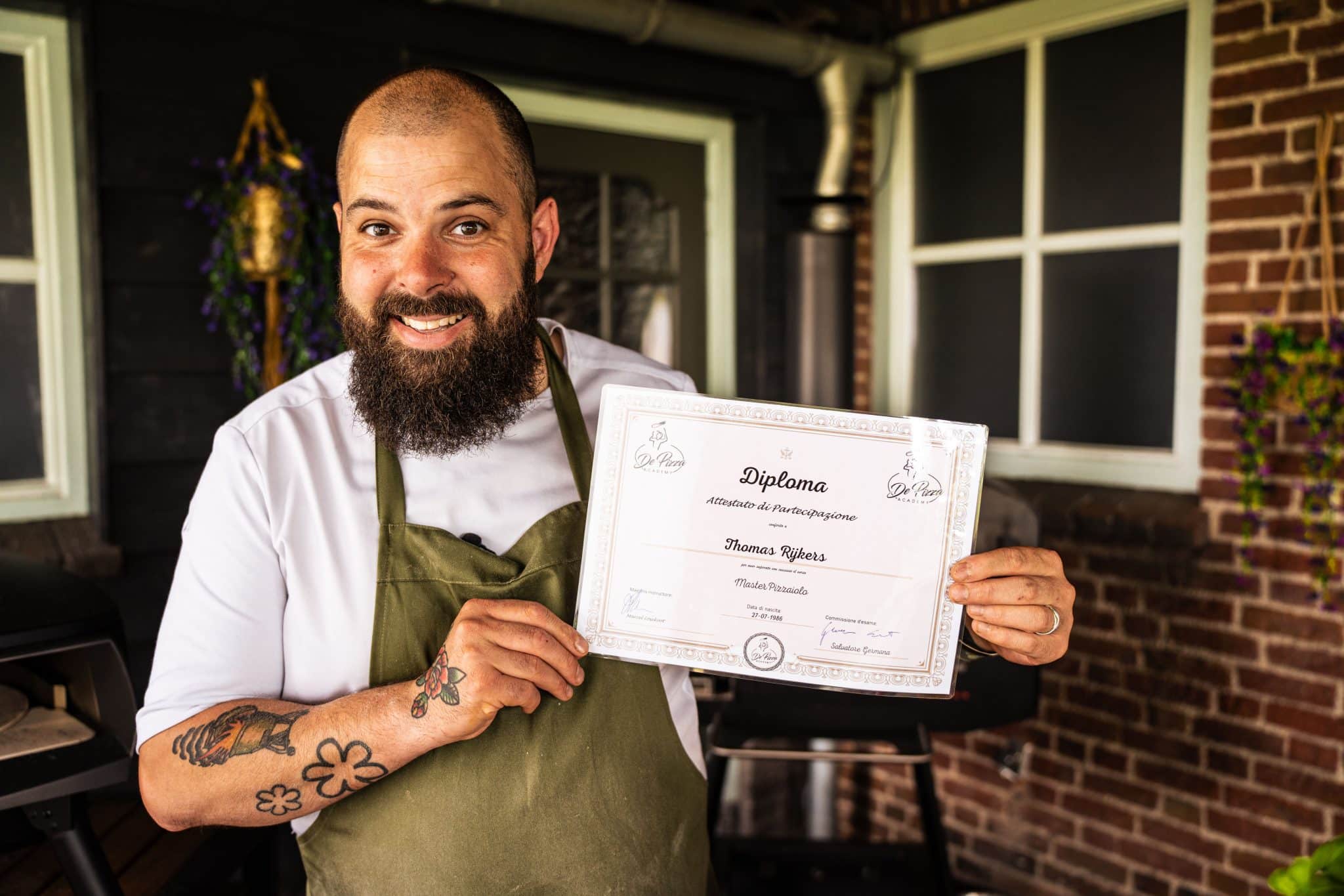 Thomas Rijkers toont zijn master pizzaiolo diploma, BBQ Experience Center