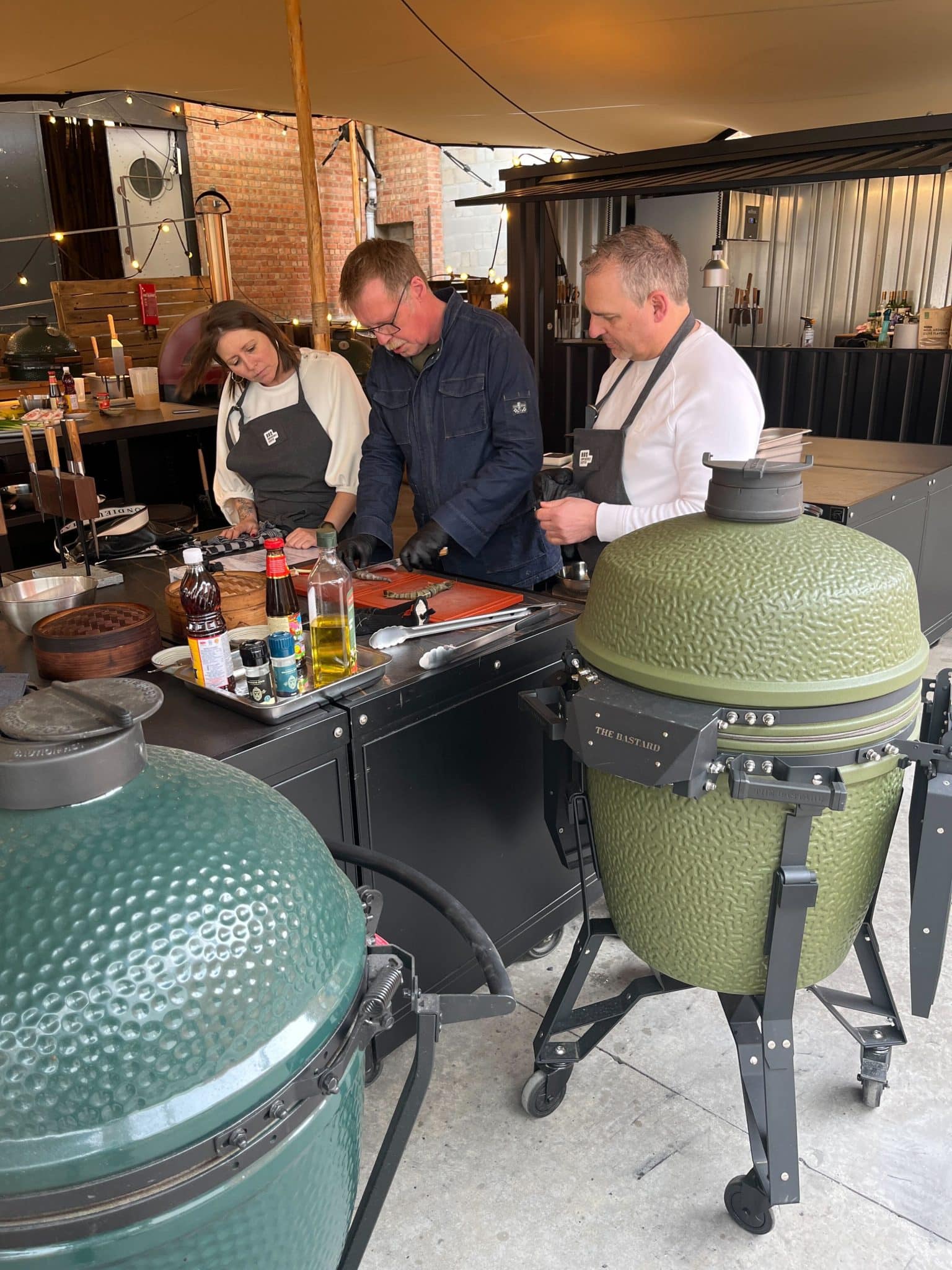 Chefs aan de slag tijdens een BBQ Zomerschool-zaterdag