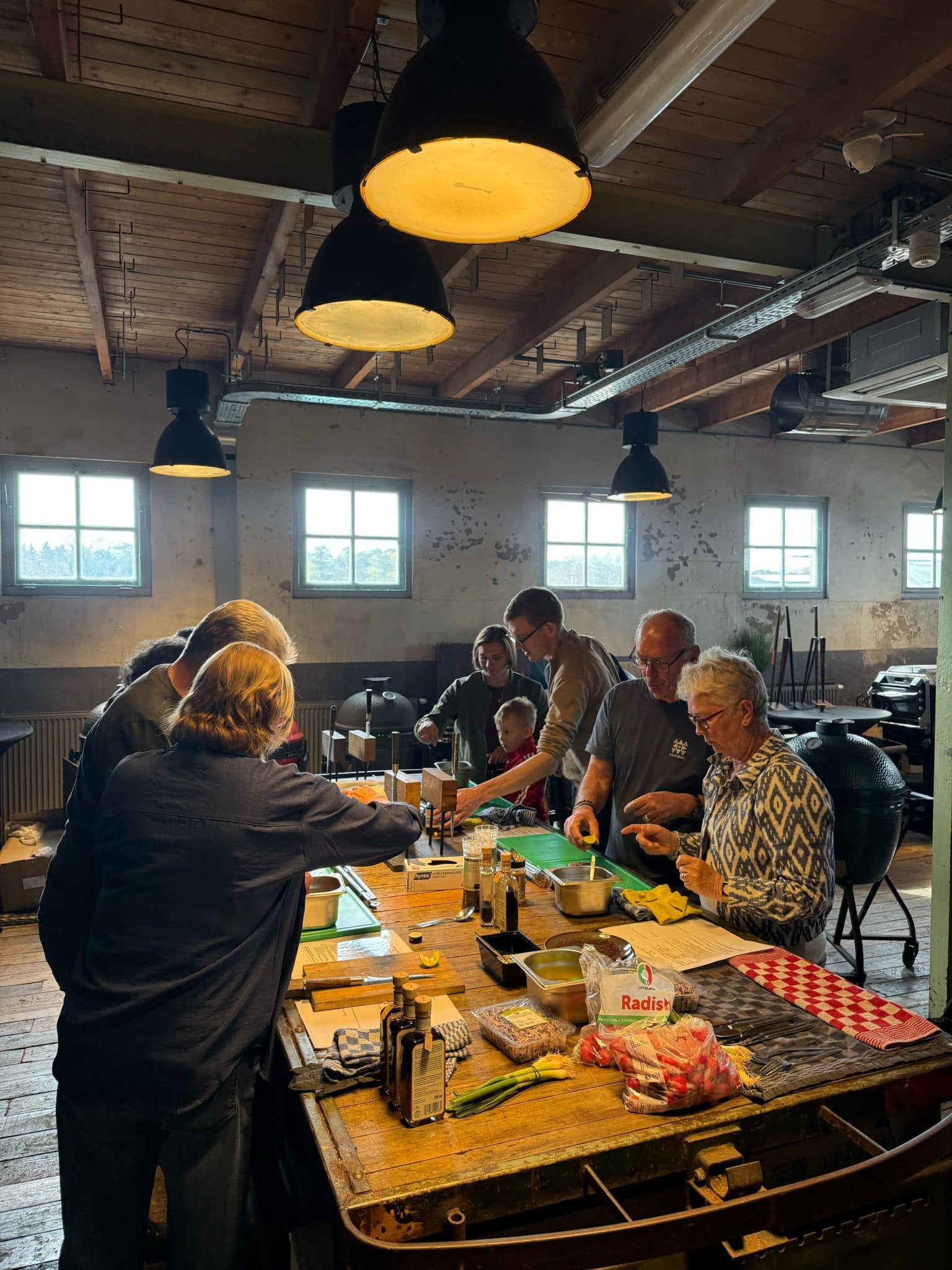 Bezoekers doen mee tijdens een workshop binnen