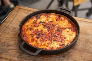 Chicago Deep Dish Pizza uit de Skillet