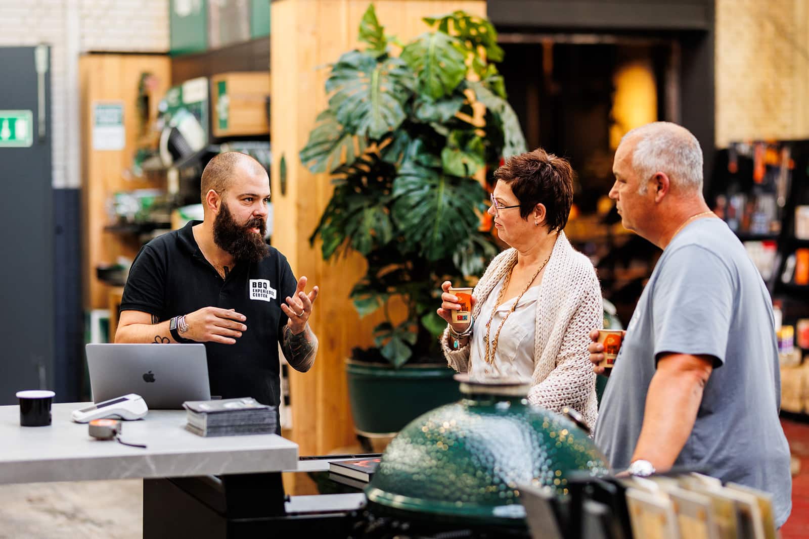 BBQ-chef geeft persoonlijk advies aan bezoekers