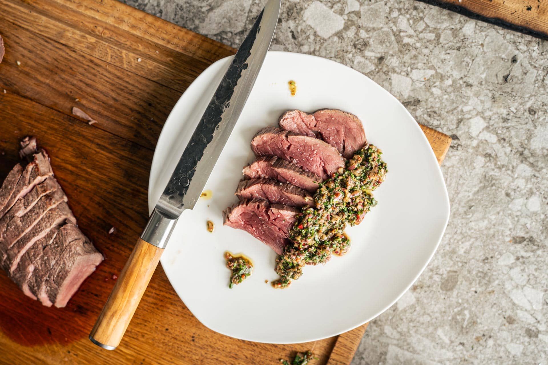 Gegrilde ossenhaas in plakken met chimichurri