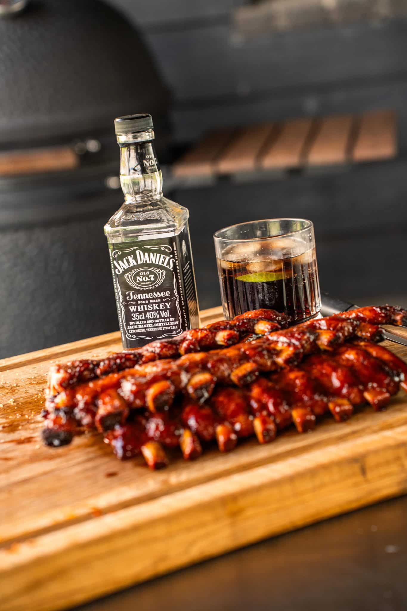 Sticky BBQ-ribs met Jack Daniel's op een houten plank