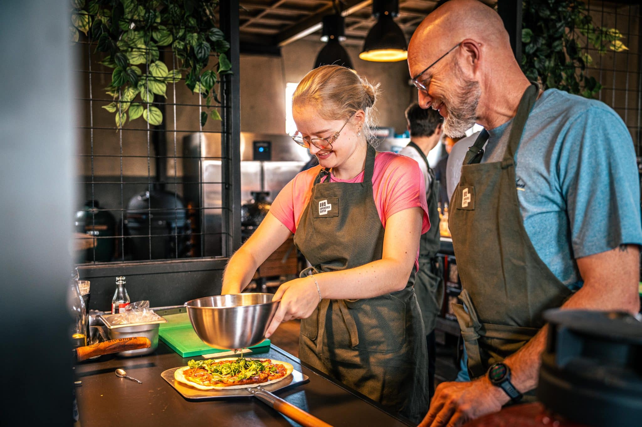 Deelnemers aan een BBQ-workshop in Nunspeet maken samen met de chef een gerecht klaar